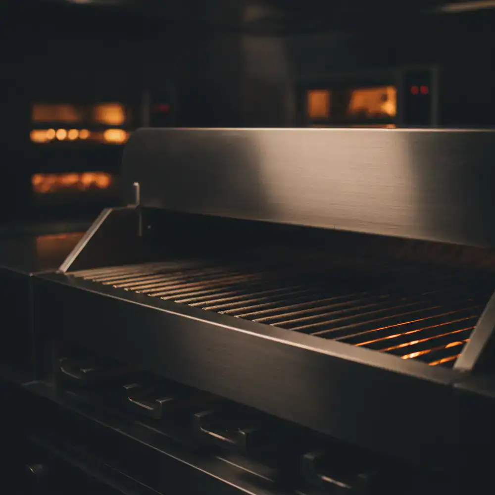 Freunde versammelt um einen Premium-Grill bei Sonnenuntergang